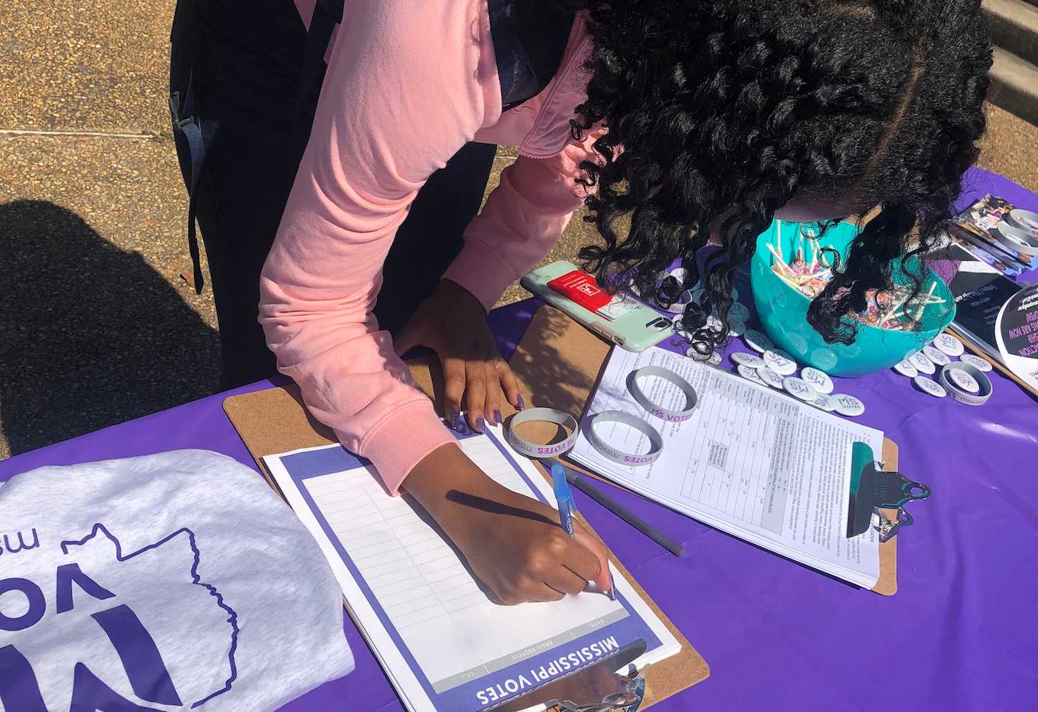 A Mississippi college student registers to vote on campus 